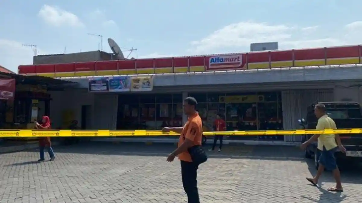 Basmi Parkir Liar, Wali Kota Surabaya Pasang Plang Parkir Gratis, Berani Segel Puluhan Minimarket