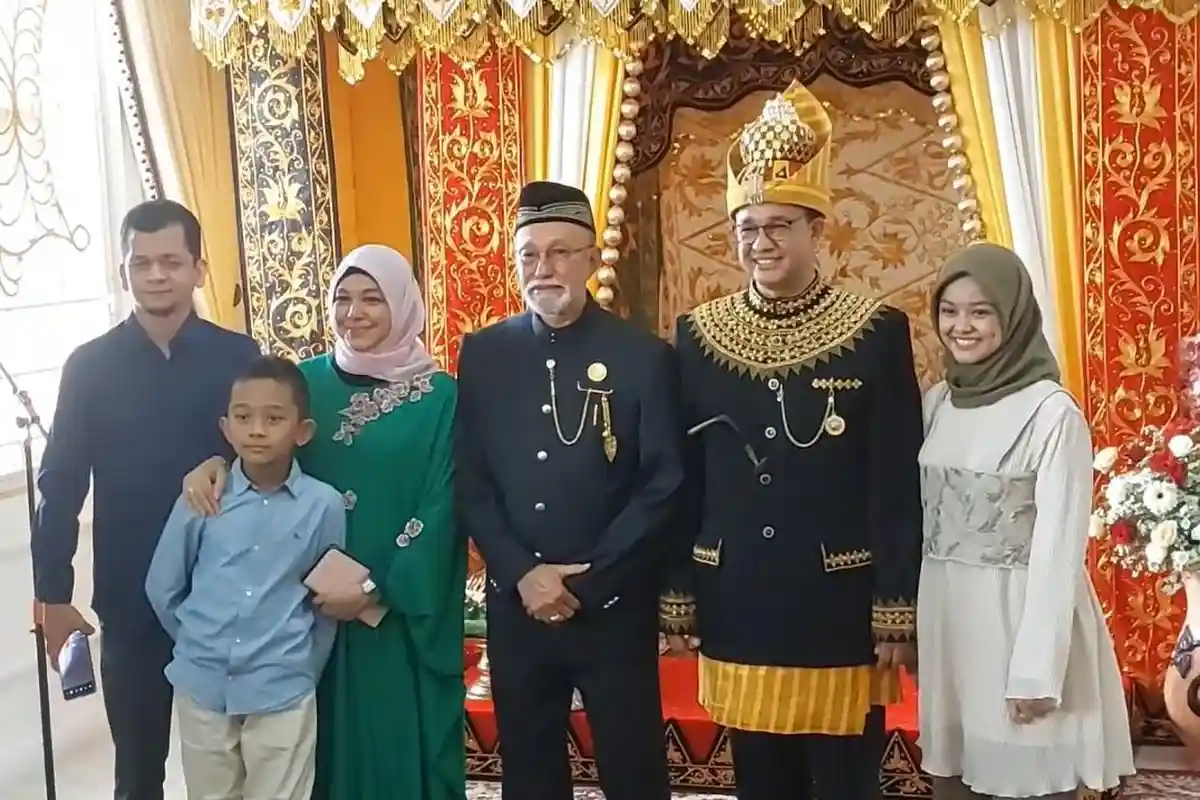 Anies Ajak Rakyat Berjuang Bersama - Cantiknya-Mutiara-Baswedan-Kenakan-Jilbab-Temani-Sang-Ayah-Anies-Baswedan-ke-Aceh.jpg