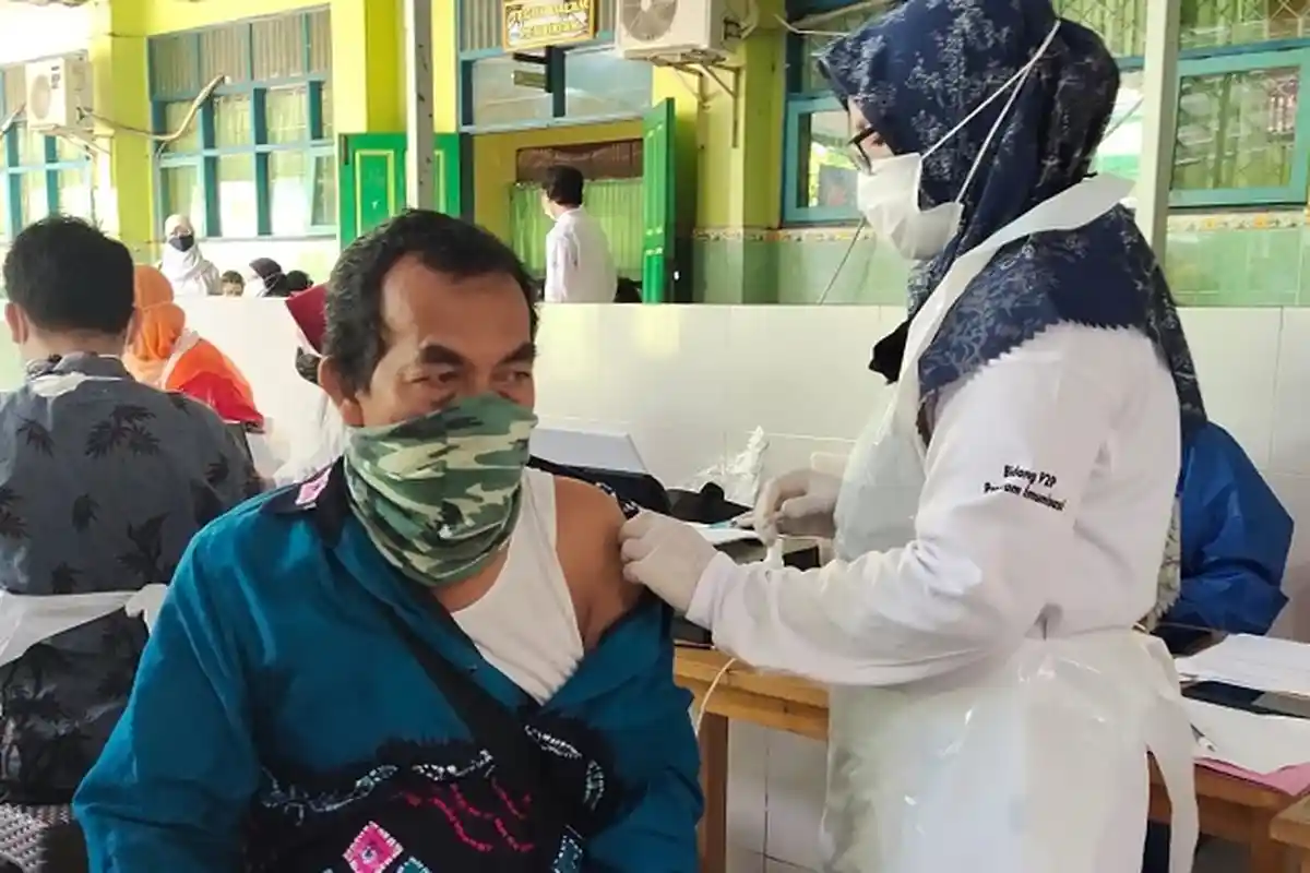 Jelang PTM, Ratusan Guru di Banjarmasin Disuntik Vaksin Covid-19