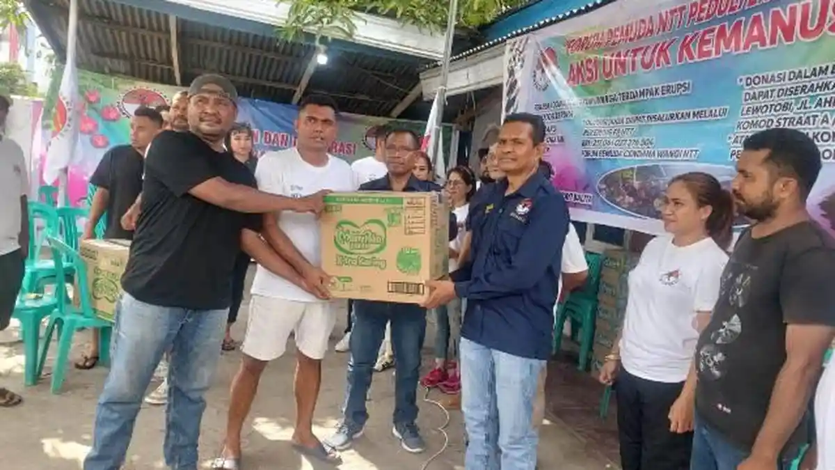 Forum Pemuda NTT Salurkan Bantuan Kepada Korban Erupsi Gunung Lewotobi di Flores Timur