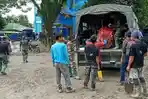 personel-dari-tni-dan-polri-ambil-bagian-dalam-pembersihan-pasca-banjir-482020.jpg