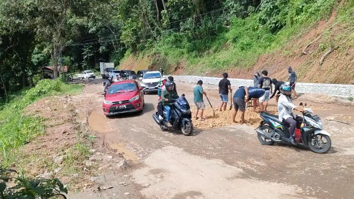 Pemuda Enrekang Swadaya Timbun Jalan Gara-gara Diabaikan Pemerintah