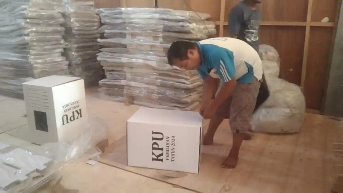 KPU Mamuju Tengah Kebut Merakit 560 Kotak Suara