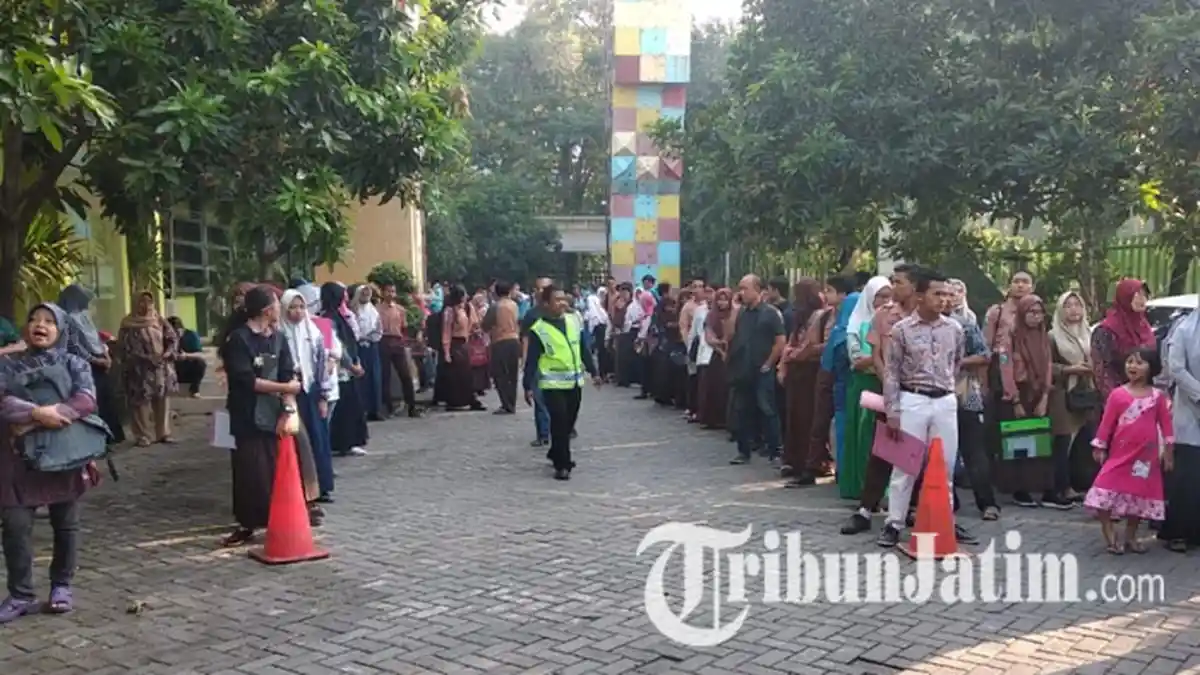 Wali Murid Berebut Antrean Ambil Nomor Pin PPDB, SMAN 15 Surabaya Batasi Jumlahnya Jadi 600 Orang