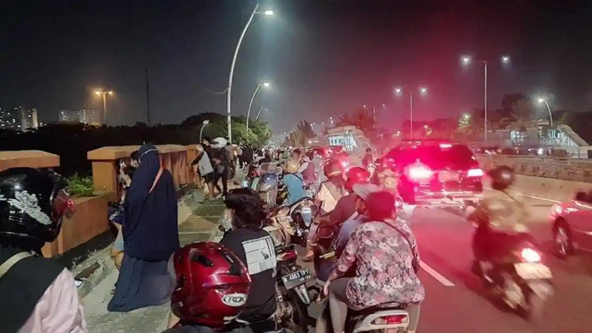 Saksikan Gerhana Bulan Total, Warga Padati Flyover Jatinegara