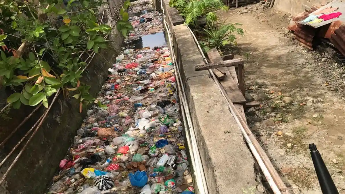 Sampah Menumpuk di Sungai Kotahaha Negeri Hitu