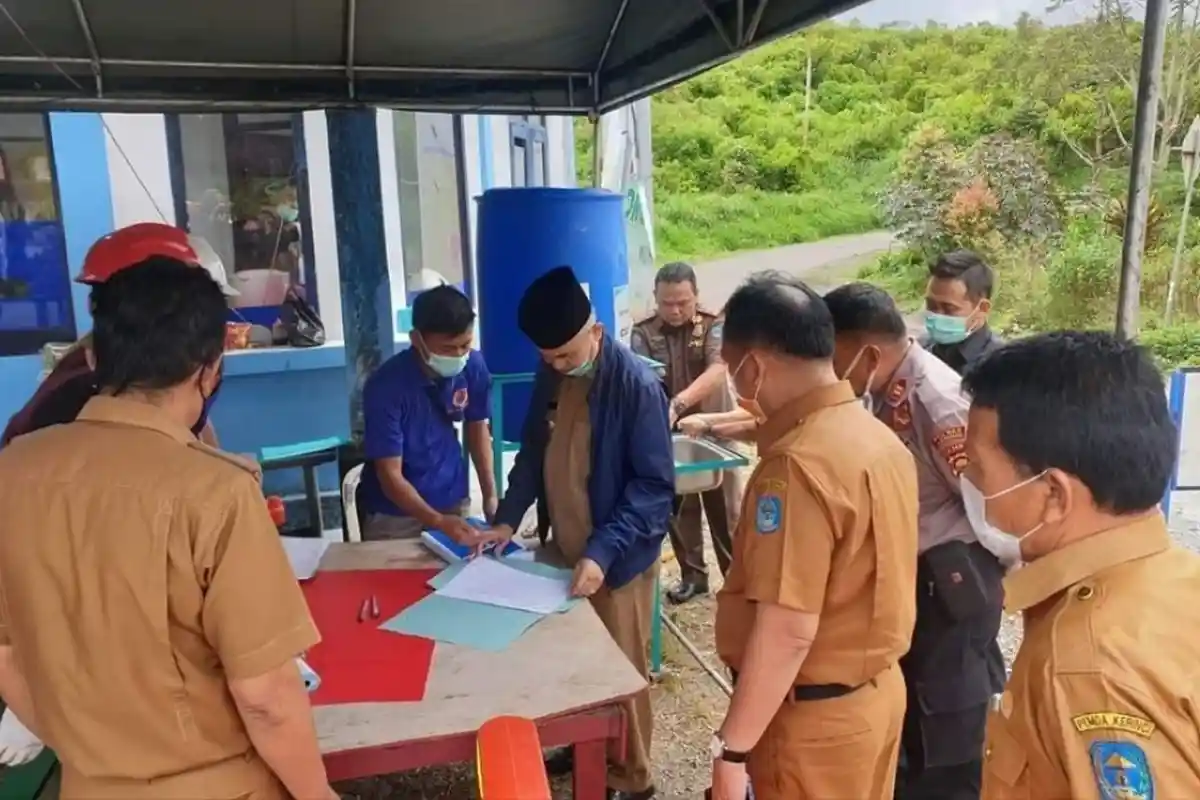 Cek Posko Pencegahan Covid-19 di Perbatasan Kerinci, Bupati Adirozal Berikan Semangat Kepada Petugas