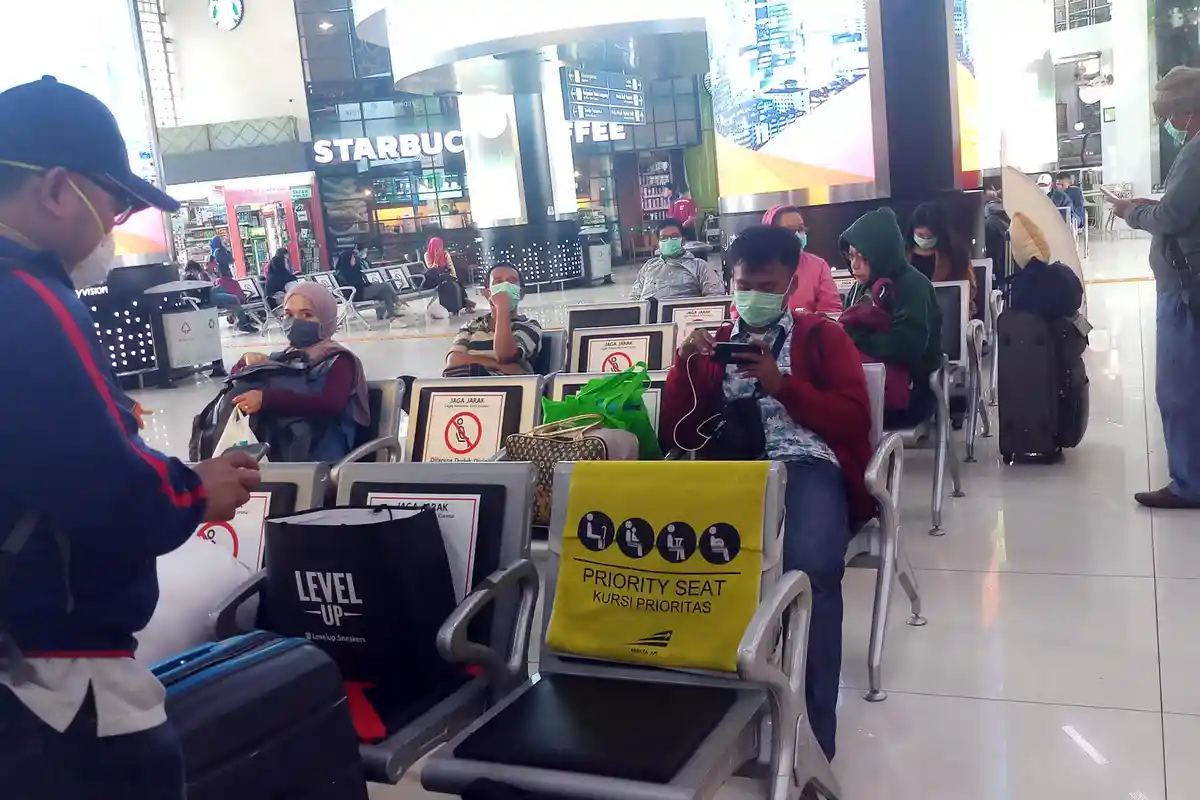 Perhatian, Penumpang KA Jarak Jauh Wajib Gunakan Face Shield Selama Perjalanan