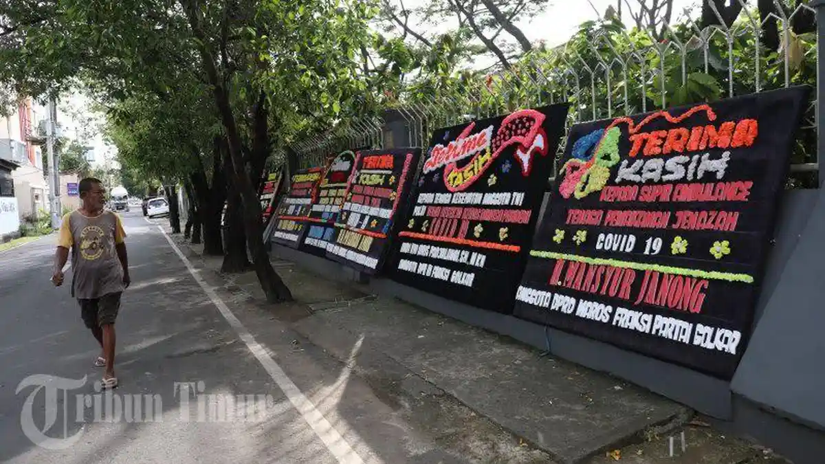 Foto: Karangan Bunga Golkar Ucapkan Terima Kasih ke Nakes Hiasi Monumen Mandala - Deretan-karangan-bunga-terpasang-di-halaman-Monumen-Mandala-dan-Jl-Jend-Sudirman-1.jpg