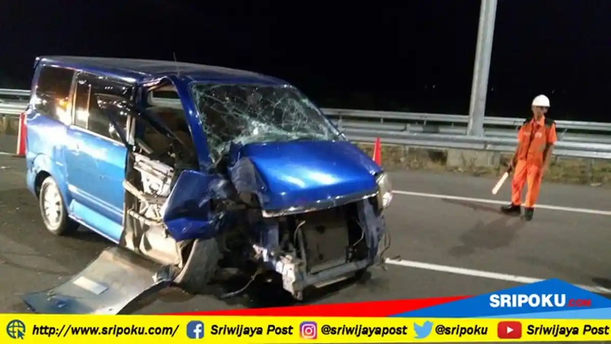 Mobil Suzuki APV Tabrak Pembatas Jalan Tol Palindra, Sopir dan Penumpang Luka Parah