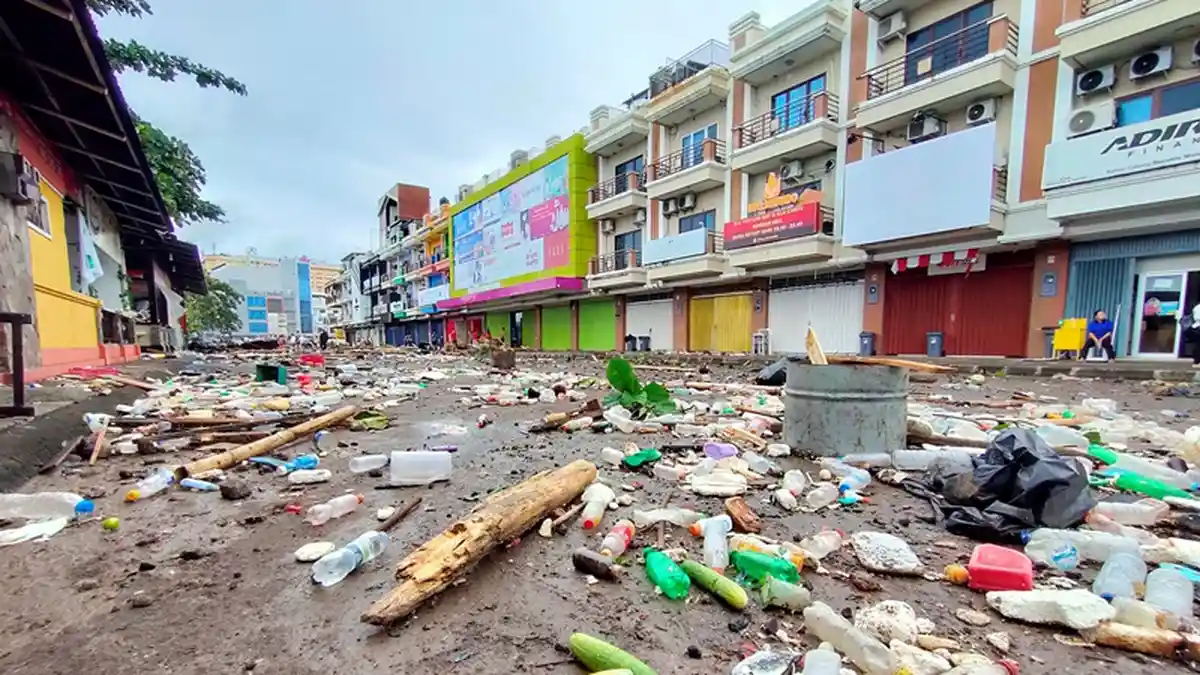 BREAKING NEWS Kawasan Bisnis Megamas Manado Penuh Sampah Pagi Ini 