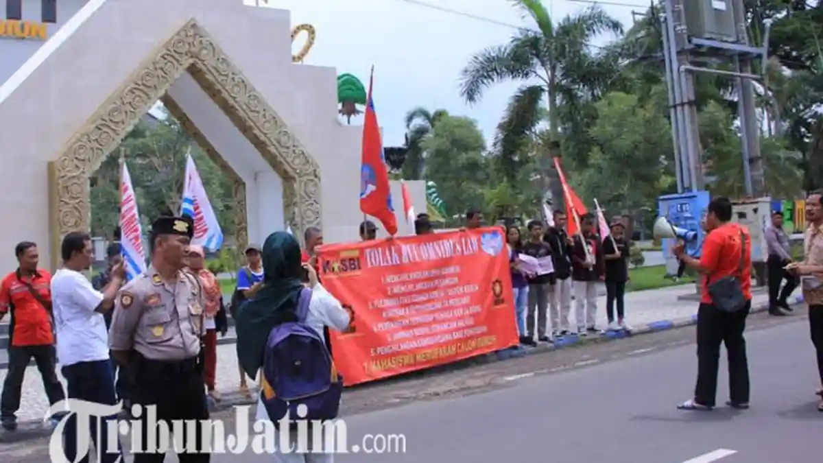 Buruh dan Mahasiswa di Kabupaten Madiun Menolak Omnibus Law RUU Cipta Lapangan Kerja