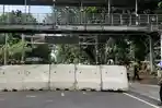 Jalan-Medan-Merdeka-Barat-ditutup-beton-pembatas.jpg