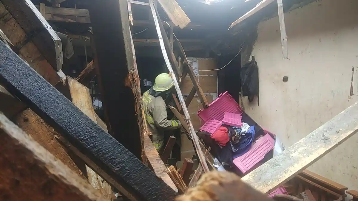 7 Rumah di Gedebage Bandung Diterjang Puting Beliung, Angin Berputar Saat Para Pria Salat Jumat