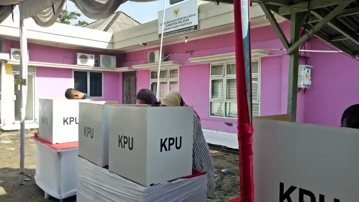 Warga Kesal TPS 04 di Talang Semut Palembang Lambat Siap, Banyak yang Datang Sejak Pukul 07.00