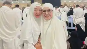 Ibu-Ayu-Ting-Ting-Umroh-Bareng-Calon-Besan-2.jpg