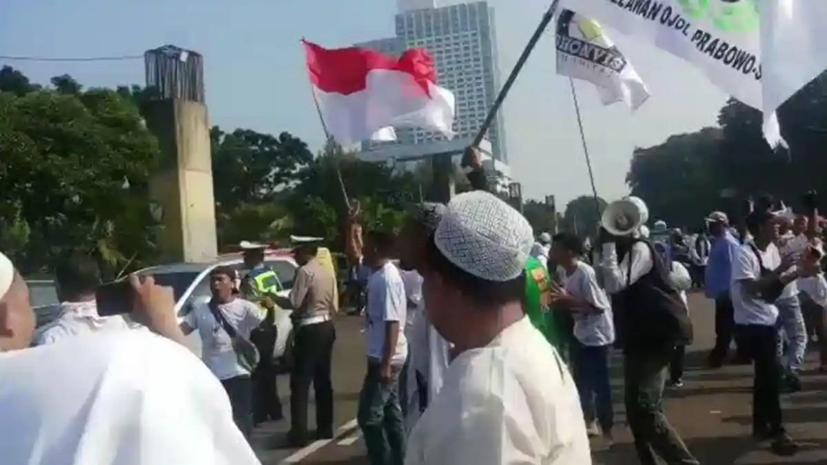 Aksi Relawan Prabowo-Sandi di Depan Polisi, Nyanyikan Yel-Yel 'Tugasmu Mengayomi'