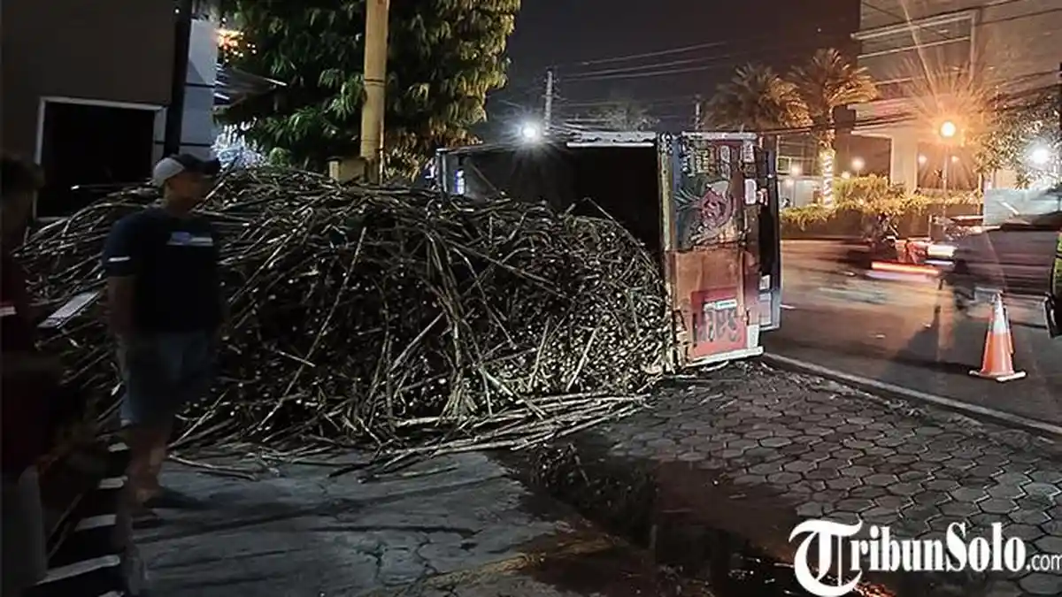 Kronologi Truk Pengangkut Tebu Asal Sragen Terguling di Karanganyar, Mengaku Hindari Motor