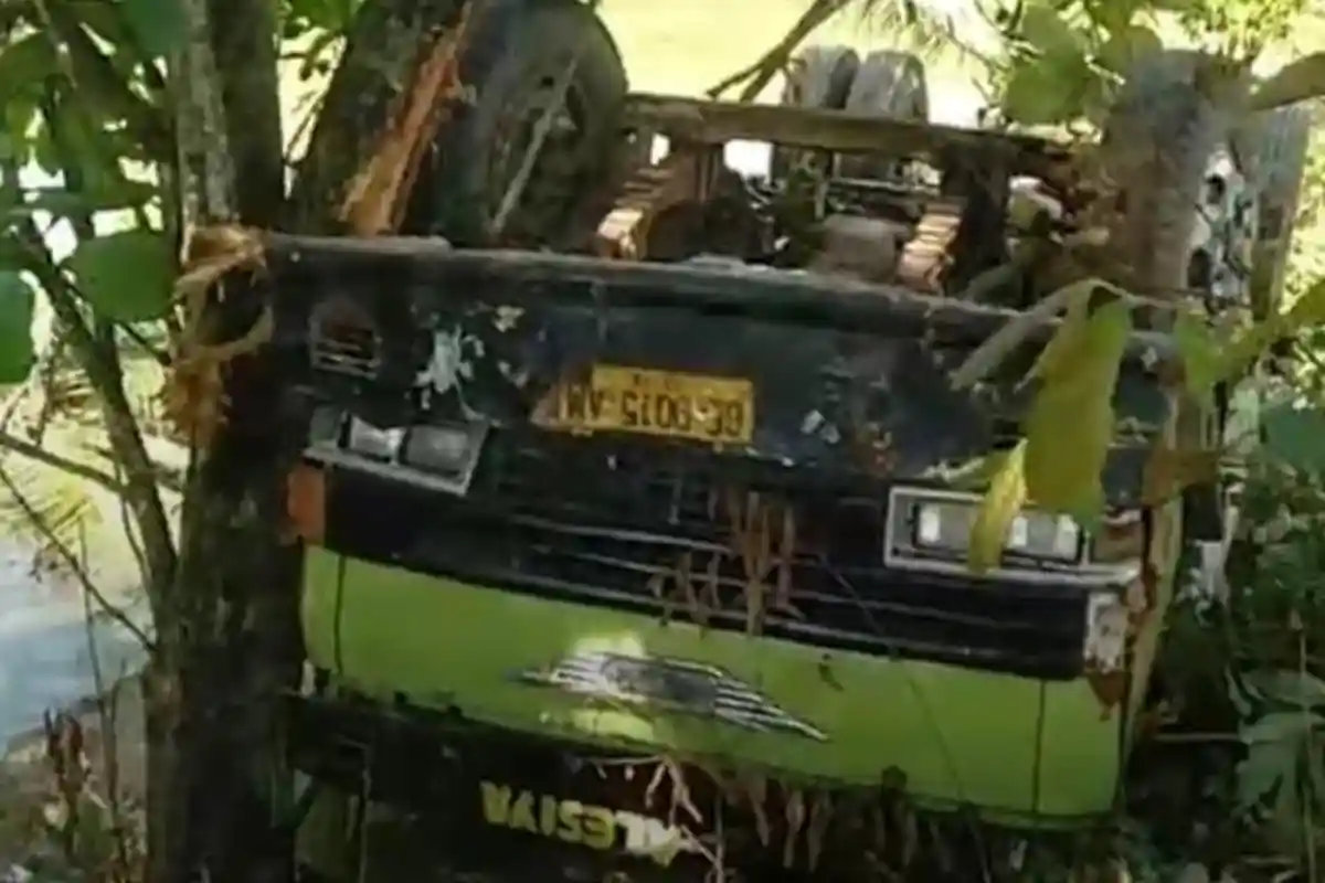 Mobil Tangki Bermuatan Tetes Tebu Terperosok ke Jurang di Lampung Utara, Sopir Selamat