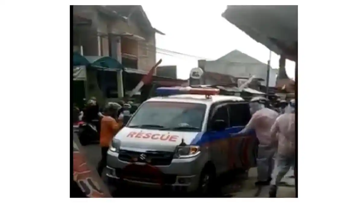Warga Beri Semangat Wali Kota Tidore yang Dijemput Ambulans dan Petugas Ber-hazmat: Kuat Pak Wali