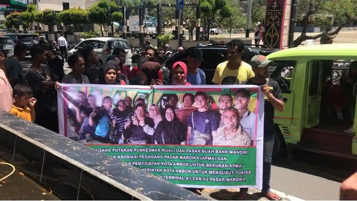 Pedagang dan Mahasiswa Tuntut Wattimena Bekukan APMA