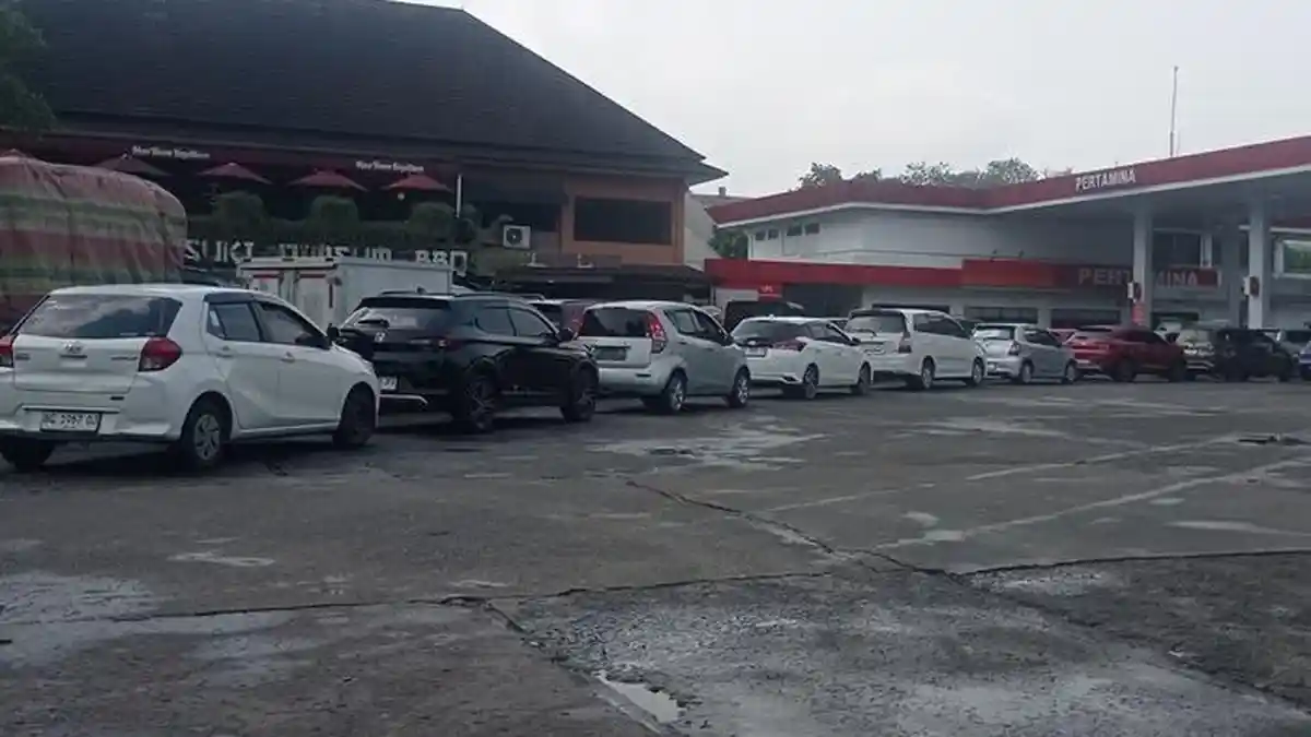 Harga Pertamax Naik Rp16.650 per Liter, Antrean Pertalite di Sejumlah ...
