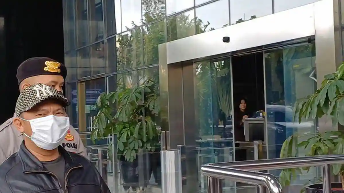 PENAMPAKAN Bupati Labuhanbatu Digelandang ke Gedung KPK Usai Kena OTT, Tangan Tidak Diborgol