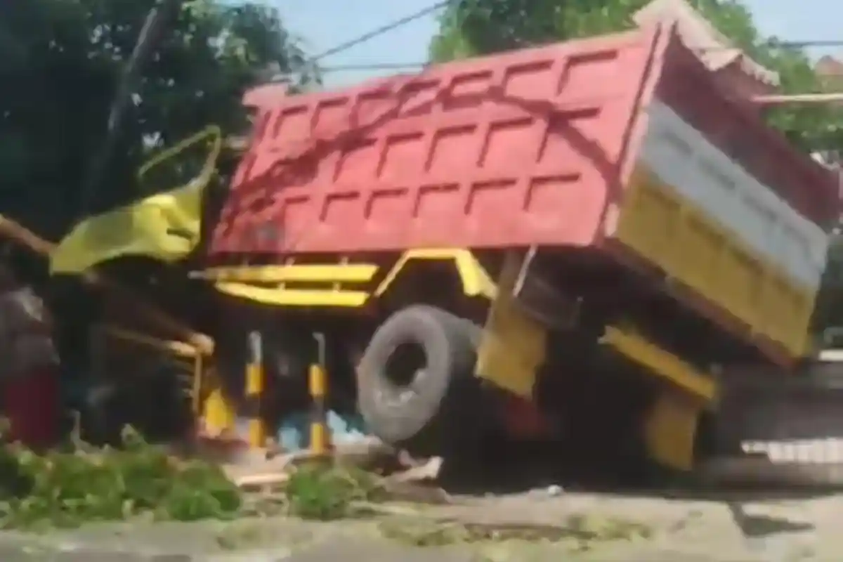 Dump Truk Seruduk Pohon, PJU Hingga Pagar Tembok Sekolah Dasar di Bangkalan, Sopir Diduga Ngantuk