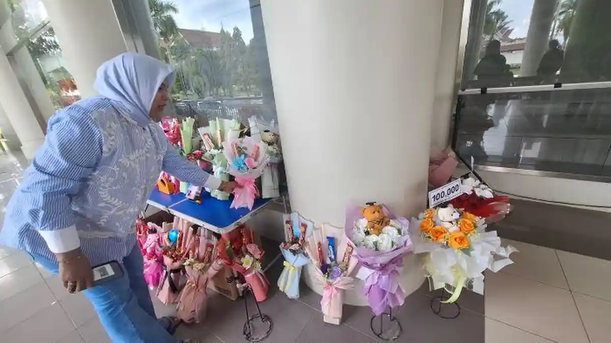 Belajar Otodidak dari YouTube, Ayu Bangun Usaha Bucket di Momen Wisuda