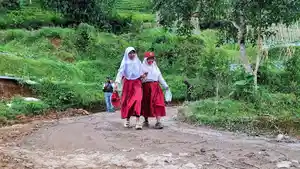 jalanan-di-Desa-Cipelah-Kecamatan-Rancabali-Kabupaten-Bandung.jpg