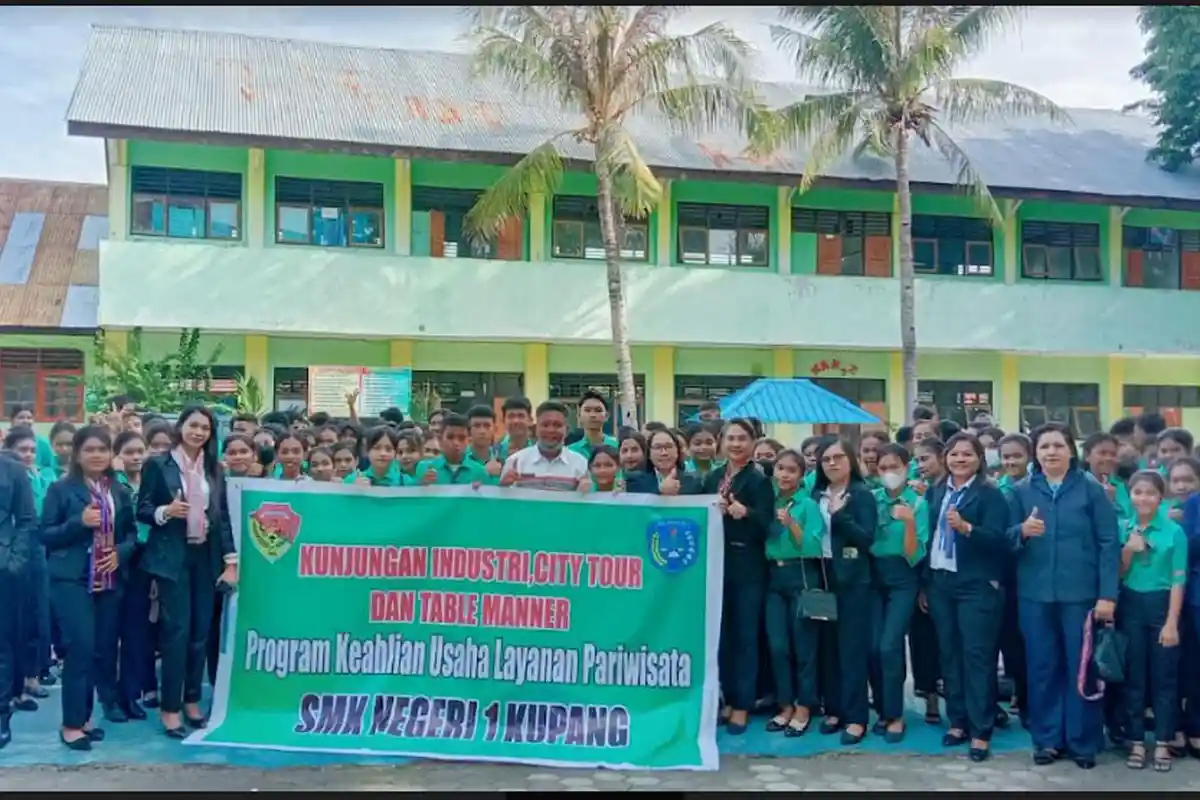 Pimpinan SMKN 1 Kupang Lepas 136 Siswa Program Keahlian ULP ke Dunia Industri