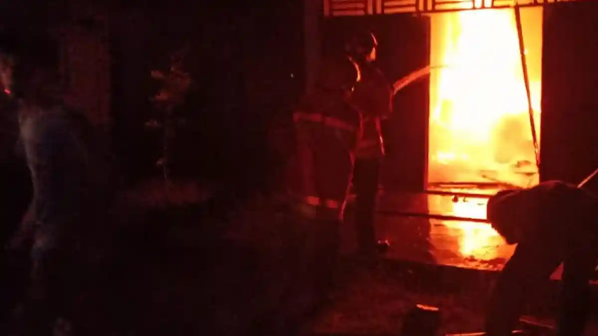 Tiga Rumah Terbakar di Emperom, Tujuh Mobil Damkar Berjibaku Padamkan Api