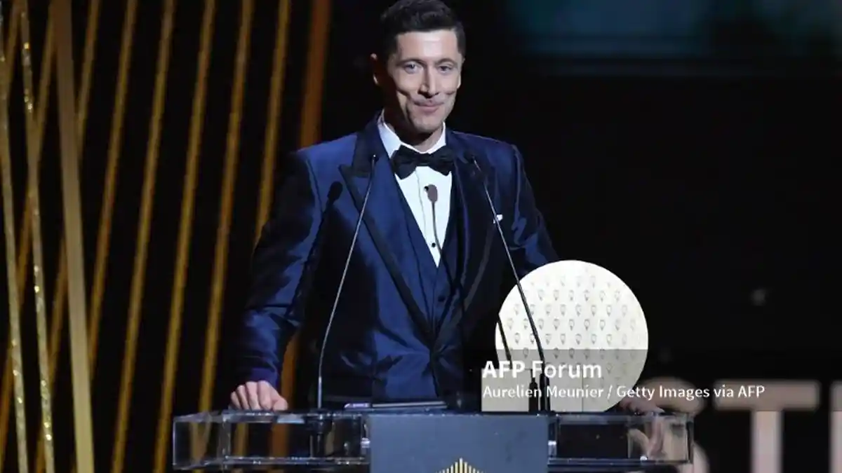 Lewandowski Raih Penghargaan Penyerang Terbaik 2021, Tak Bahas Messi, Dedikasikan Untuk Gerd Mueller