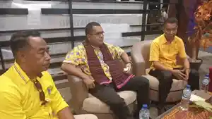 Dua-Politisi-Partai-Golkar-Lembata-Petrus-Bala-Wukak-kiri-dan-Petrus-Gero-kanan.jpg
