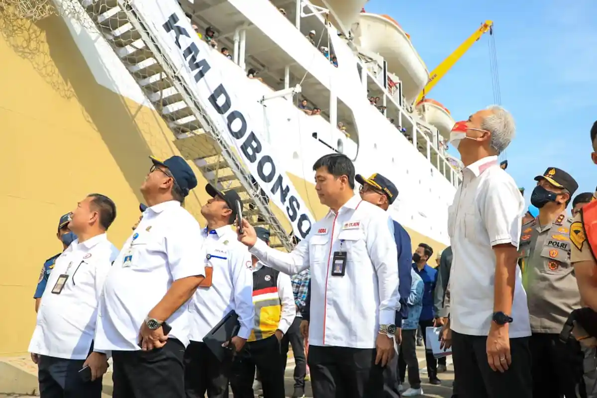 Ribuan Pemudik Sampai di Pelabuhan Tanjung Emas Semarang, Ganjar Pranowo Langsung Menyapa