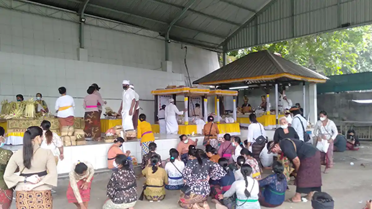 Memuja Siwa Raditya, Berikut Maknanya dalam Panca Sembah