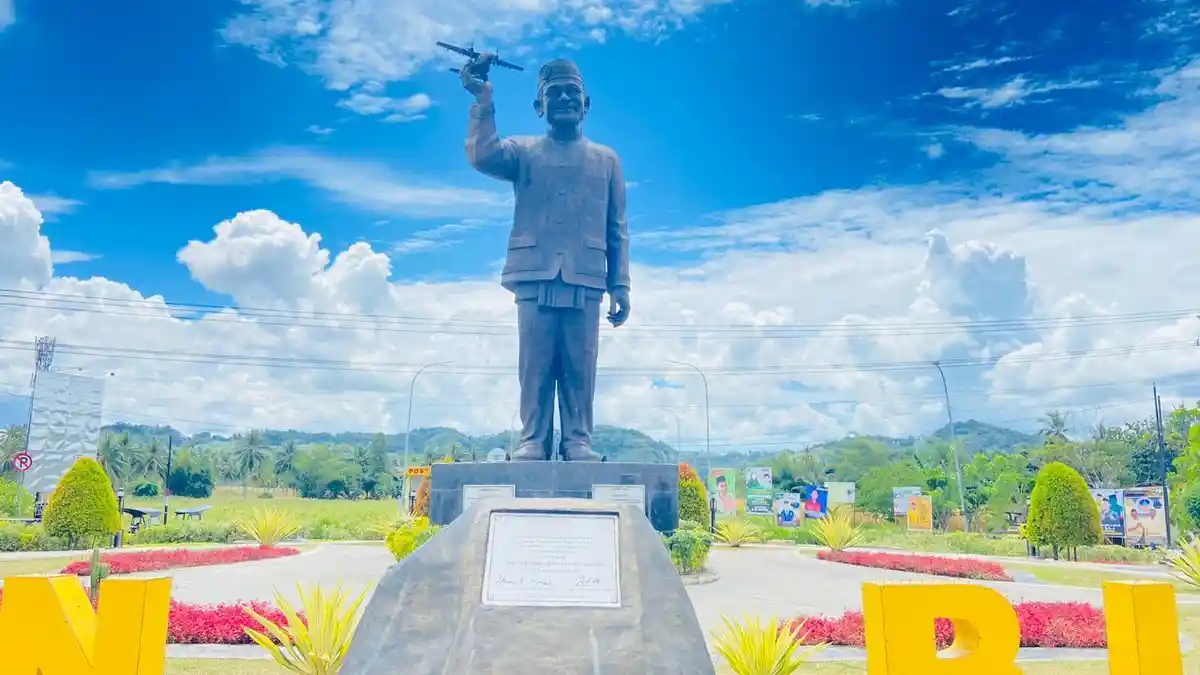 BERITA FOTO Monumen Patung BJ Habibie di Gorontalo