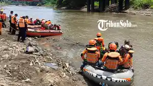 TIM-SAR-MENCARI-PRIA-JATUH-KE-SUNGAI-BENGAWAN-SOLO.jpg