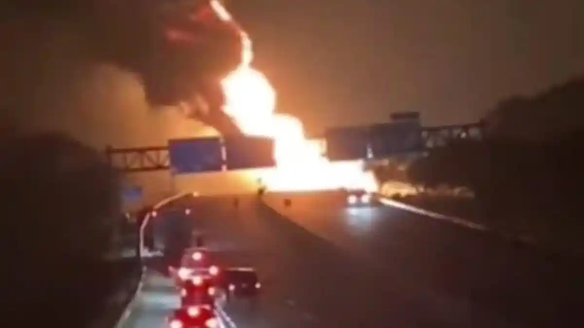 Truk Tangki Pertamina Terbakar Hebat di Ruas Tol Ngawi-Solo Km 579, Sopir Selamat