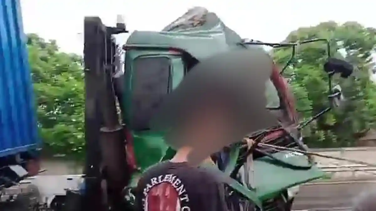 Truk Kontainer Tabrak Tiang Lampu di Tol JORR Cakung Jakarta Timur, Sopir Terjepit