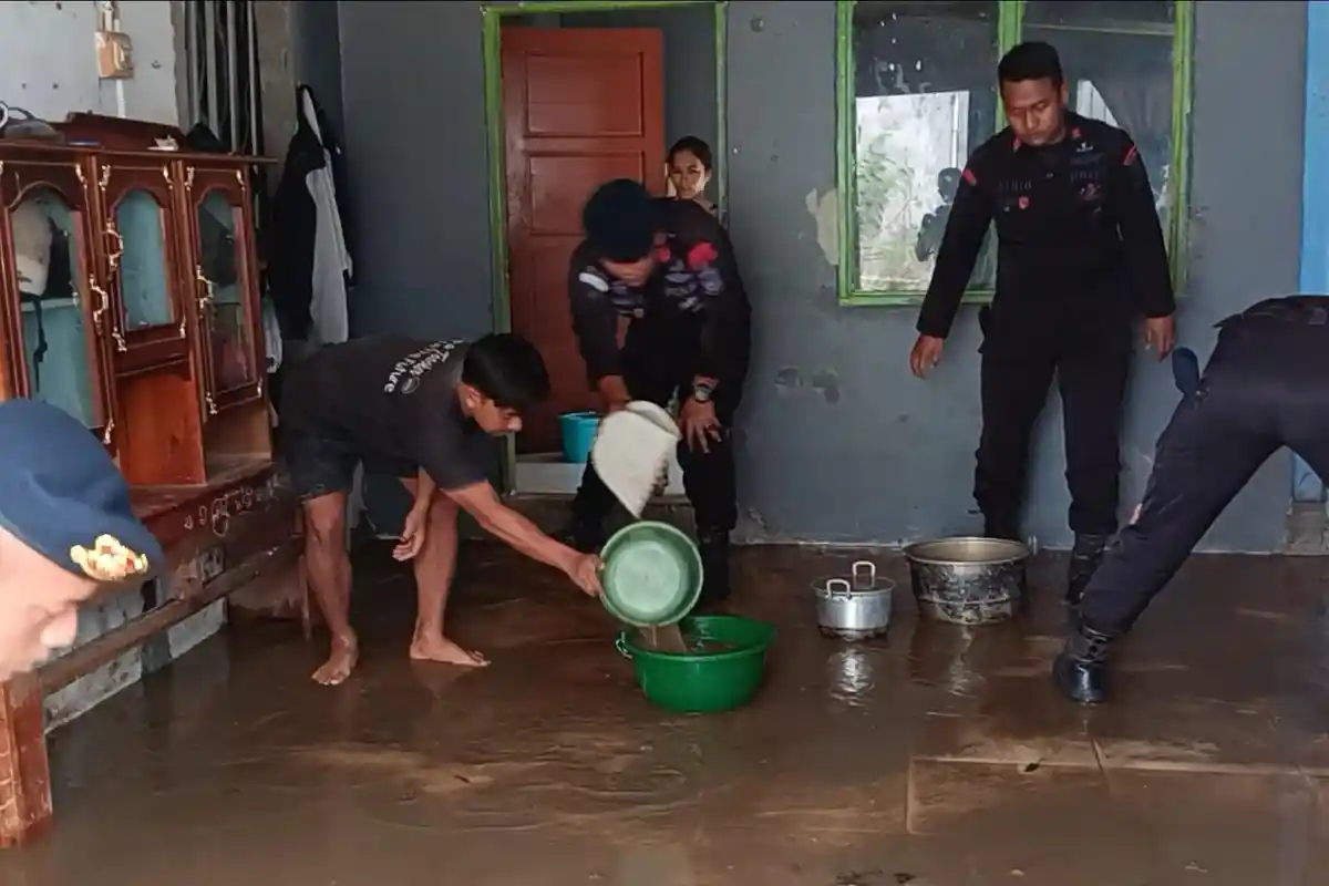 45 Personel Brimob Sulbar Diterjunkan Bersihkan Rumah Warga dari Lumpur Bekas Banjir