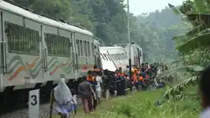 KERETA-ANJLOK-Petugas-mengevakuasi-KA-161-Bangunkarta-relasi-Jombang-Pasarsenen.jpg