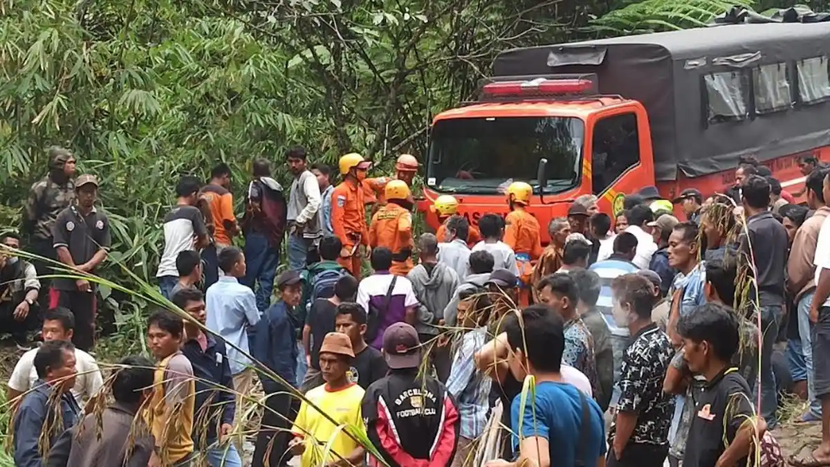 GRAND Max Putih Terjun Bebas ke Jurang Aek Kualu, TNI-Polri dan Basarnas Terjun Lakukan Pencarian