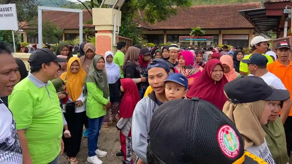 Ribuan Warga Ikuti Jalan Sehat HUT ke 24 SMPN 2 Sooko Ponorogo, Bertabur Hadiah