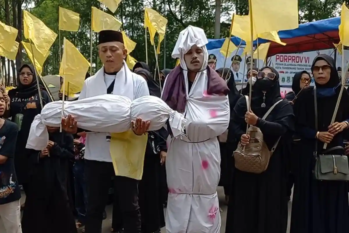 1.000 Kibaran Bendera Kuning, Pocong, dan Keranda Mayat Hadir di Kantor Wali Kota Tangerang