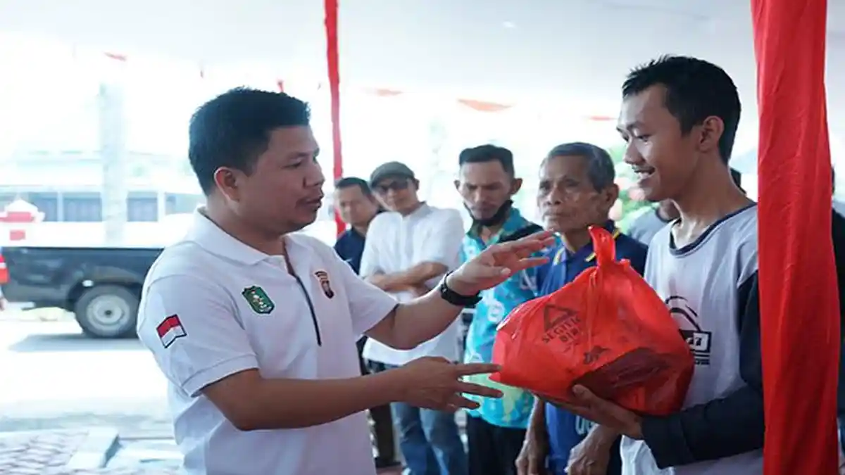 Satono Berbagi Paket Lebaran untuk Tenaga Kontrak di Lingkup Kantor Bupati