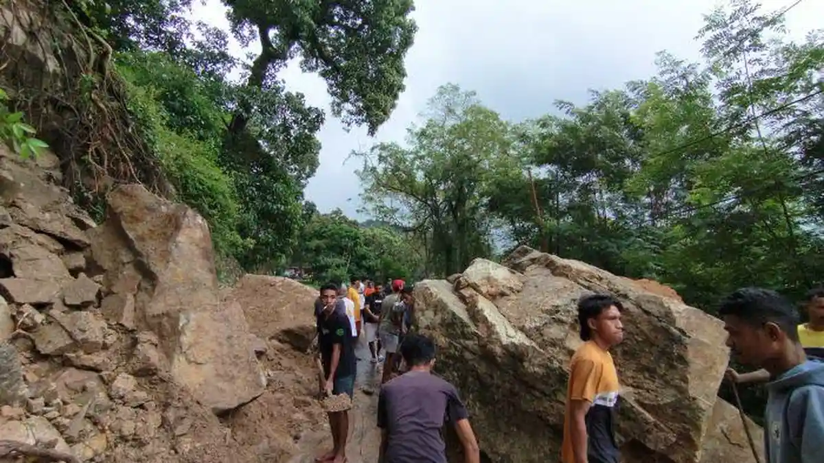 Longsor Kembali Terjang Ruas Jalan Trans Flores Ende-Maumere