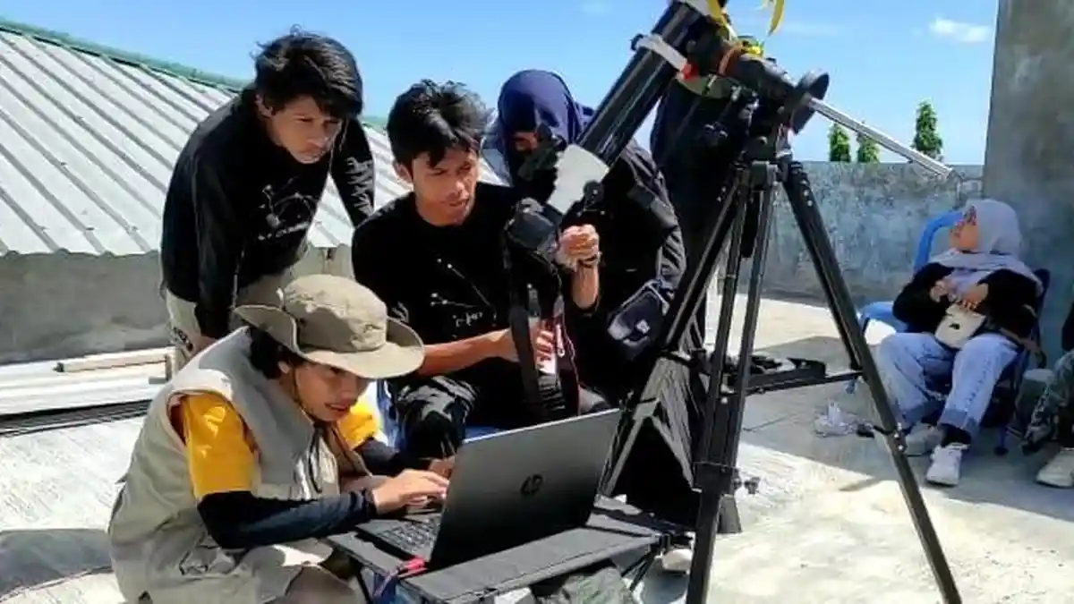 Pusat Studi Astronomi IKIP Muhammadiyah Maumere Lakukan Pengamatan Gerhana Matahari Hibrida 2023