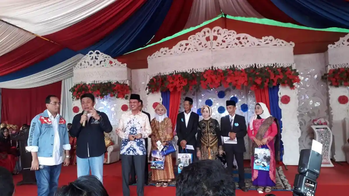 Herman Deru Beri Kado Pengantin Nikah Massal Gratis Naik LRT Sebulan