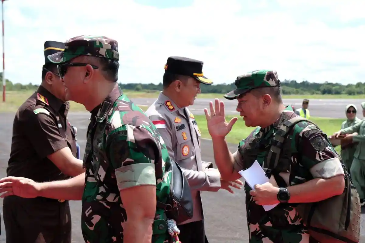 Kapolres Sintang Sambut Kedatangan Pangdam XII/Tanjungpura di Bandara Tebelian